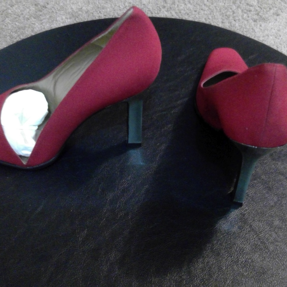 Red Pumps - image 3